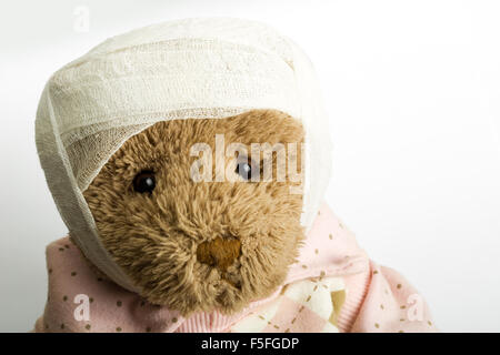 Orsacchiotto di peluche con bendaggio sulla testa Foto Stock