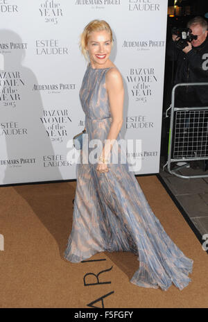 Londra, Regno Unito. 3 Novembre, 2015. Sienna Miller assiste il Harper's Bazar Donna dell'anno dei premi al Claridges. Credito: Ferdaus Shamim/ZUMA filo/Alamy Live News Foto Stock