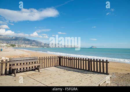 New Scenic 5 posti panca sulla spiaggia di Albir promenade, Costa Blanca, Spagna Foto Stock