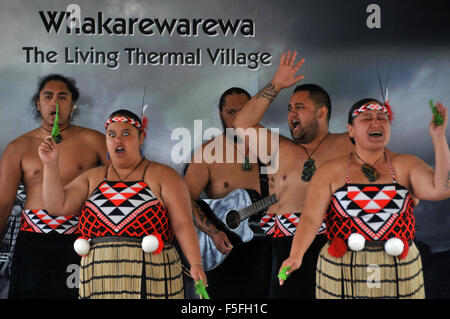 Eseguire Maori la haka, Whakarewarewa Villaggio Maori, Rotorua, Isola del nord, Nuova Zelanda Foto Stock