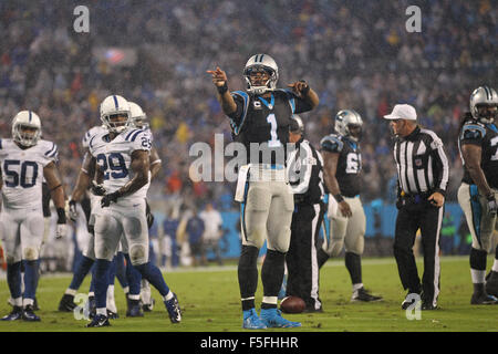 Le ore di lavoro straordinario. 2° Nov, 2015. NC, Carolina Panthers quarterback Cam Newton #1 celebra il primo verso il basso contro la Indianapolis Colts in un gioco di NFL il 2 novembre 2015, presso la Bank of America in Charlotte, North Carolina. Le Pantere sconfitto i Colts 29-26 in lavoro straordinario.Margaret Bowles/CSM/Alamy Live News Foto Stock