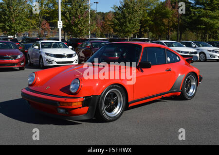 Un Rosso 930 Porsche in un'auto show. Foto Stock