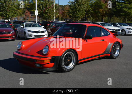 Un Rosso 930 Porsche in un'auto show. Foto Stock