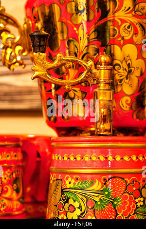 Tradizionale russo samovar con coppe Foto Stock