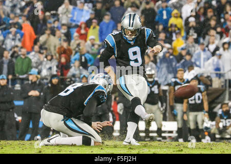 Le ore di lavoro straordinario. 2° Nov, 2015. NC, Carolina Panthers kicker Graham Gano #9 calci il gioco vincere field goal in straordinari contro la Indianapolis Colts il 2 novembre 2015, presso la Bank of America in Charlotte, North Carolina. Le Pantere sconfitto i Colts 29-26 in lavoro straordinario.Margaret Bowles/CSM/Alamy Live News Foto Stock