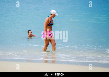 Due donne caucasici godere il mare dei Caraibi a St. Croix, U.S. Isole Vergini, USVI, U.S.V.I. Foto Stock