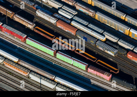 Vista aerea del cantiere ferroviario con molti treni parcheggiata Foto Stock