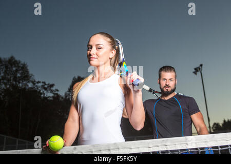 Due felici i giocatori di tennis Foto Stock