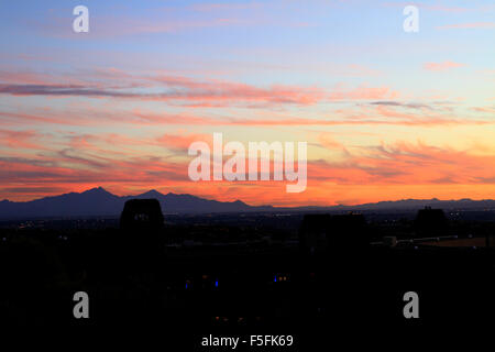 Tramonto mozzafiato in Tucson in Arizona visto dal Ventana Canyon Foto Stock