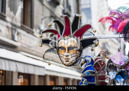 Buffone colorati maschera per il Carnevale di Venezia in vendita come un souvenir turistici, Venezia, Italia Foto Stock