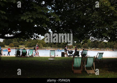 Londra, UK, UK. Xii Sep, 2011. Persone godere della calda estate meteo, prendere il sole o in barca sulla serpentina in Hyde Park. © Ruaridh Stewart/ZUMAPRESS.com/Alamy Live News Foto Stock