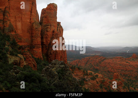 Le bellezze naturali della pietra arenaria rossa formazioni in Coconino National Forest di Sedona, in Arizona Foto Stock