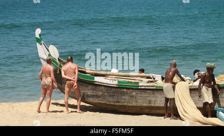 Coppie turistico con piscina abito a guardare i pescatori Foto Stock