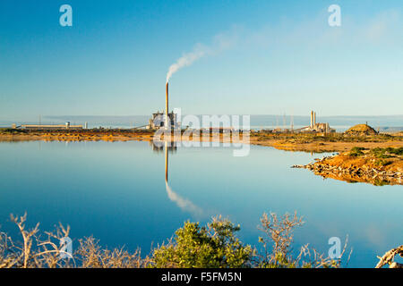 Per la produzione di energia elettrica a carbone con stazione di fumatori Camino riflessa in superficie a specchio d'acqua blu di Spencer Gulf a Porto Augusta SA Foto Stock