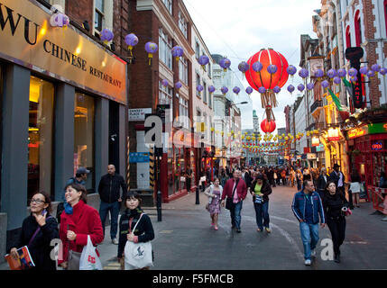 Londra, UK, UK. Xii Sep, 2011. La gente a piedi in China Town nel quartiere Soho di Londra. © Ruaridh Stewart/ZUMAPRESS.com/Alamy Live News Foto Stock