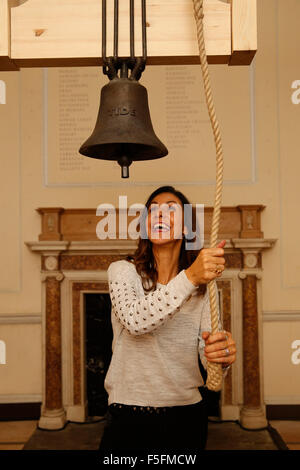 Londra, Regno Unito. 3 Novembre, 2015. Il presentatore TV Julia Bradbury suona il campanello che fa parte di visual artist Tania Kovats scultura "Marea' alla festa per il lancio del National Trust mostra 'Tutti' a Somerset House di Londra, UK Martedì 3 novembre 2015. La mostra con opere di artisti Martyn Ware, Owen cesoie e Tania Kovats è descritta come una celebrazione del nostro emotivo e connessione personale con la costa britannica. La mostra dura fino a dicembre 13. Credito: Luca MacGregor/Alamy Live News Foto Stock