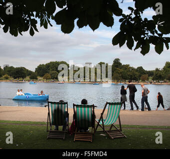 Londra, UK, UK. Xii Sep, 2011. Persone godere della calda estate meteo, prendere il sole o in barca sulla serpentina in Hyde Park. © Ruaridh Stewart/ZUMAPRESS.com/Alamy Live News Foto Stock