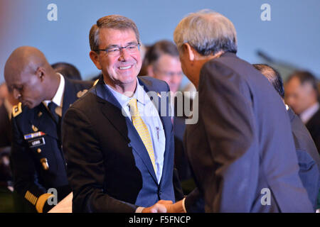 Subang, Malaysia. 4 Novembre, 2015. Stati Uniti il Segretario alla difesa Ashton Carter (L) scuote le mani con Philippine Segretario alla difesa Voltaire Gazmin durante l'ASEAN dei ministri della difesa più riunioni, che raccoglie i capi di difesa dei dieci paesi ASEAN e i suoi partner del dialogo, tra cui la Cina e gli Stati Uniti, la Russia e il Giappone, in Subang, Malaysia, nov. 4, 2015. Credito: Chong Voon Chung/Xinhua/Alamy Live News Foto Stock