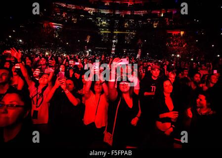 Toronto, Ontario, Canada. 3 Novembre, 2015. Il cantante canadese, cantautore e produttore record ABEL MAKKONEN TESFAYE, noto con il suo nome di fase il WEEKND aprì il suo primo Nord America arenas tour di Air Canada Centre di Toronto. Credito: Igor Vidyashev/ZUMA filo/Alamy Live News Foto Stock