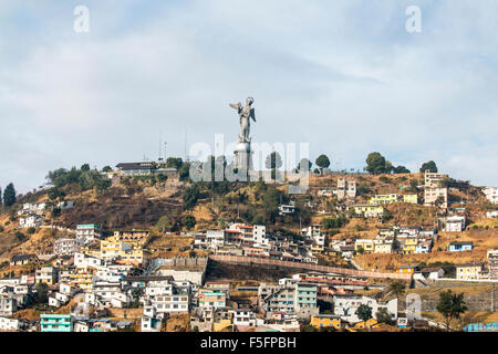 Situato sulla parte superiore del Cerro El Panecillo, questa imponente scultura può essere visto da qualsiasi posizione nel centro cittadino di Quito. Foto Stock