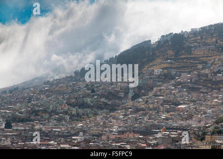 Fuoco nelle colline sopra Quito, Ecuador su 9/27/2015. Foto Stock