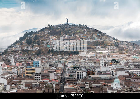 Vista di Quito, capitale dell'Ecuador dalla Basílica del voto Nacional. Foto Stock