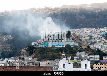 Fuoco nelle colline sopra Quito, Ecuador su 9/27/2015. Foto Stock