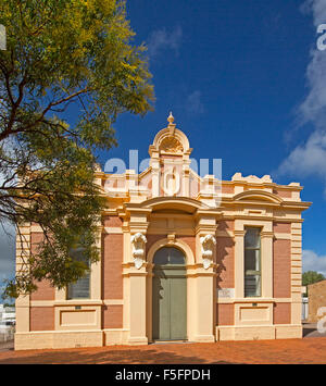 Storico del XIX secolo, il municipio della città vecchia con altamente decorativo facciata contro il cielo blu a Quorn, Sud Australia Foto Stock