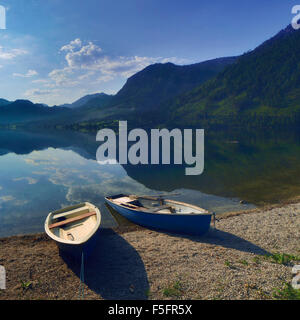 Sunny mattina d'estate sul Grundlsee, Alpi Austria, l'Europa. Foto Stock