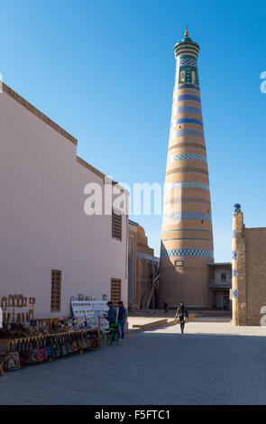 Uzbekistan, Khiva, l'Islam Kodija minareto nel vecchio centro della città Foto Stock