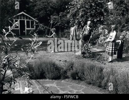 1972 - La famiglia occidentale nel giardino della loro Wandsworth casa comune moglie Prunella, Giulietta di 17 anni, Sam di età compresa tra i 9 e Joe di età compresa tra i 6. © Keystone Pictures USA/ZUMAPRESS.com/Alamy Live News Foto Stock