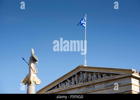 Statua di Athena e la bandiera greca sulla facciata della Accademia di Atene. Spazio di copia Foto Stock