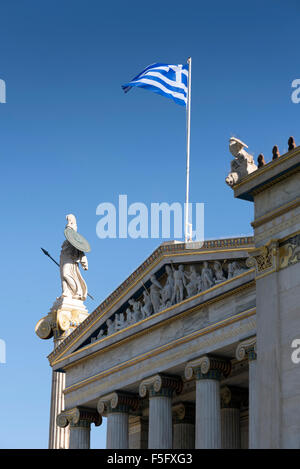 Statua di Athena e la bandiera greca sulla facciata della Accademia di Atene. Spazio di copia Foto Stock