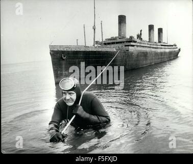 1962 - ''il traino del Titanic'' Frogman Courtney Brown, ha un immenso lavoro come egli letteralmente città della nave da crociera ''Titanic''. Alleati ma non è ciò che appare. La nave è in realtà un sapientemente creato unico stampo della famosa imbarcazione che è affondato al largo di Terranova su il suo viaggio inaugurale nel 1912. Il sofisticato controllo remoto misure replica 55ft (16,5 metri) e un costo di 5 milioni di dollari per costruire, è usato per catturare drammatiche sequenze in un eccitante nuovo film chiamato ''alzare il Titanic'' che racconta una storia che la mastodontica operazione di soccorso della sfortunata nave. (Credito Immagine: © Keystone Foto di noi Foto Stock