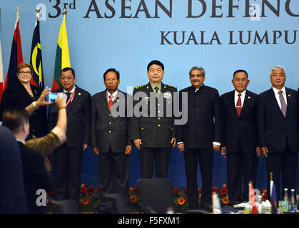 Subang, Malaysia. 4 Novembre, 2015. I partecipanti posano per una foto di gruppo dopo l'ASEAN (Associazione delle nazioni del sud-est asiatico) difesa dei Ministri (ADMM)-Plus in Subang, Malaysia, nov. 4, 2015. Il terzo ADMM-Plus che si è tenuto qui in Malesia di mercoledì non è riuscito a rilasciare un progetto di dichiarazione congiunta. © Chong Voon Chung/Xinhua/Alamy Live News Foto Stock