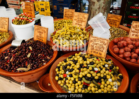 Le olive in vendita alla Città Vecchia Pollensa mercato dell'isola di Maiorca, SPAGNA Foto Stock