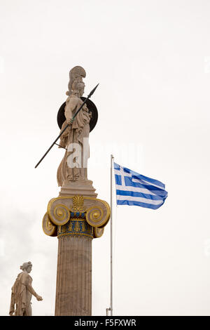 Statua di Athena e la bandiera greca sulla facciata della Accademia di Atene. Spazio di copia Foto Stock