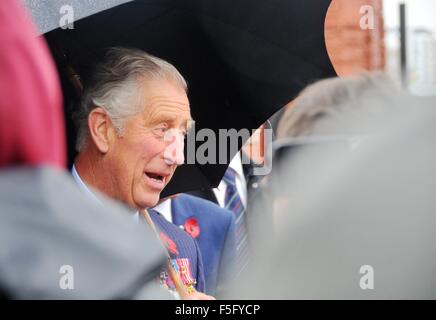 Wellington. 4 Novembre, 2015. La Gran Bretagna è il principe Carlo parla di persone locali presso il National War Memorial a Wellington, Nuova Zelanda, nov. 4, 2015. Il principe Carlo e sua moglie Camilla Parker Bowles kick off i loro sette giorni di visita in Nuova Zelanda sulla sede. Credito: Xinhua/Alamy Live News Foto Stock