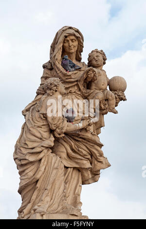 Statua, St Anne con Bambino divino, Charles Bridge (Karlův Most), Praga, Repubblica Ceca Foto Stock