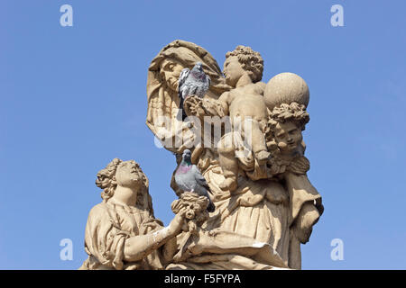 Statua, St Anne con Bambino divino, Charles Bridge (Karlův Most), Praga, Repubblica Ceca Foto Stock