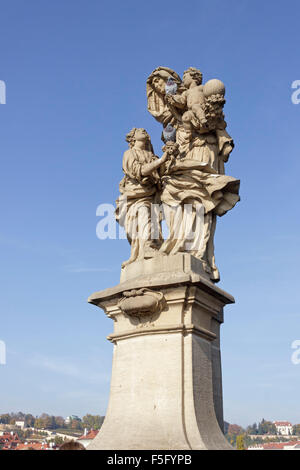 Statua, St Anne con Bambino divino, Charles Bridge (Karlův Most), Praga, Repubblica Ceca Foto Stock