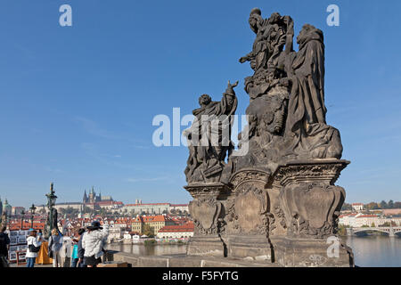 Statue, Madonna, San Domenico, San Tommaso d Aquino, Charles Bridge (Karlův Most), Praga, Repubblica Ceca Foto Stock