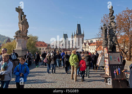 Ponte Carlo (Karlův Most) rivolta verso Lesser Town, Praga, Repubblica Ceca Foto Stock