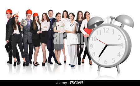 Persone di diverse professioni stare vicino al Grande Orologio sveglia isolato su bianco Foto Stock