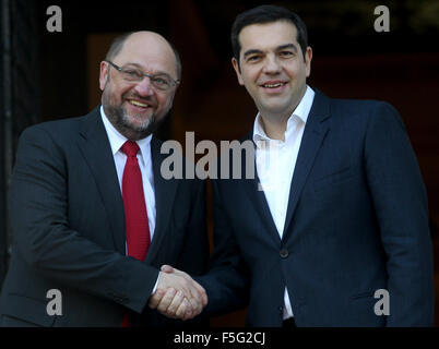 Atene, Grecia. 4 Novembre, 2015. Il Primo Ministro greco, Alexis Tsipras (R) scuote le mani con il Presidente del Parlamento europeo Martin Schultz anteriormente alla loro riunione ad Atene, Grecia, nov. 4, 2015. Credito: Marios Lolos/Xinhua/Alamy Live News Foto Stock