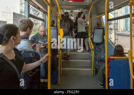 Wroclaw, Polonia, persone in un tram Foto Stock