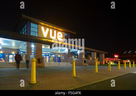 La gente camminare fino al entrata del Vue Cinema di notte Foto Stock