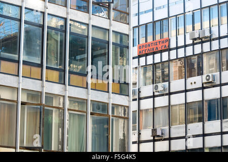 ATHENS, Grecia - 26 ottobre 2015: Ufficio edifici abbandonati dalla crisi economica Foto Stock