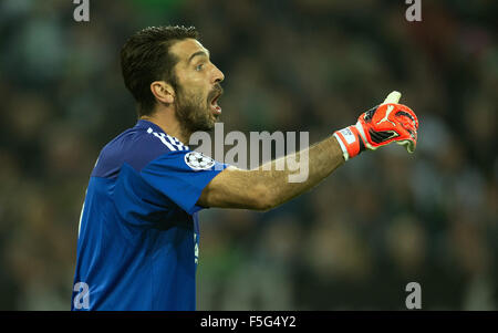 Torino è il portiere Gianluigi Buffon reagisce durante la Champions League gruppo D partita di calcio Borussia Moenchengladbach vs Juventus Torino in Moenchengladbach, Germania, 3 novembre 2015. Foto: Federico Gambarini/dpa Foto Stock