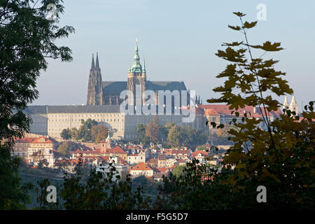 Vista della cattedrale di San Vito dal Monte Petřín, Praga, Repubblica Ceca Foto Stock